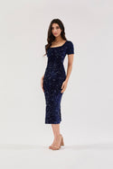 VESTIDO MIDI DECOTE QUADRADO PAETÊ VELVET AZUL MARINHO