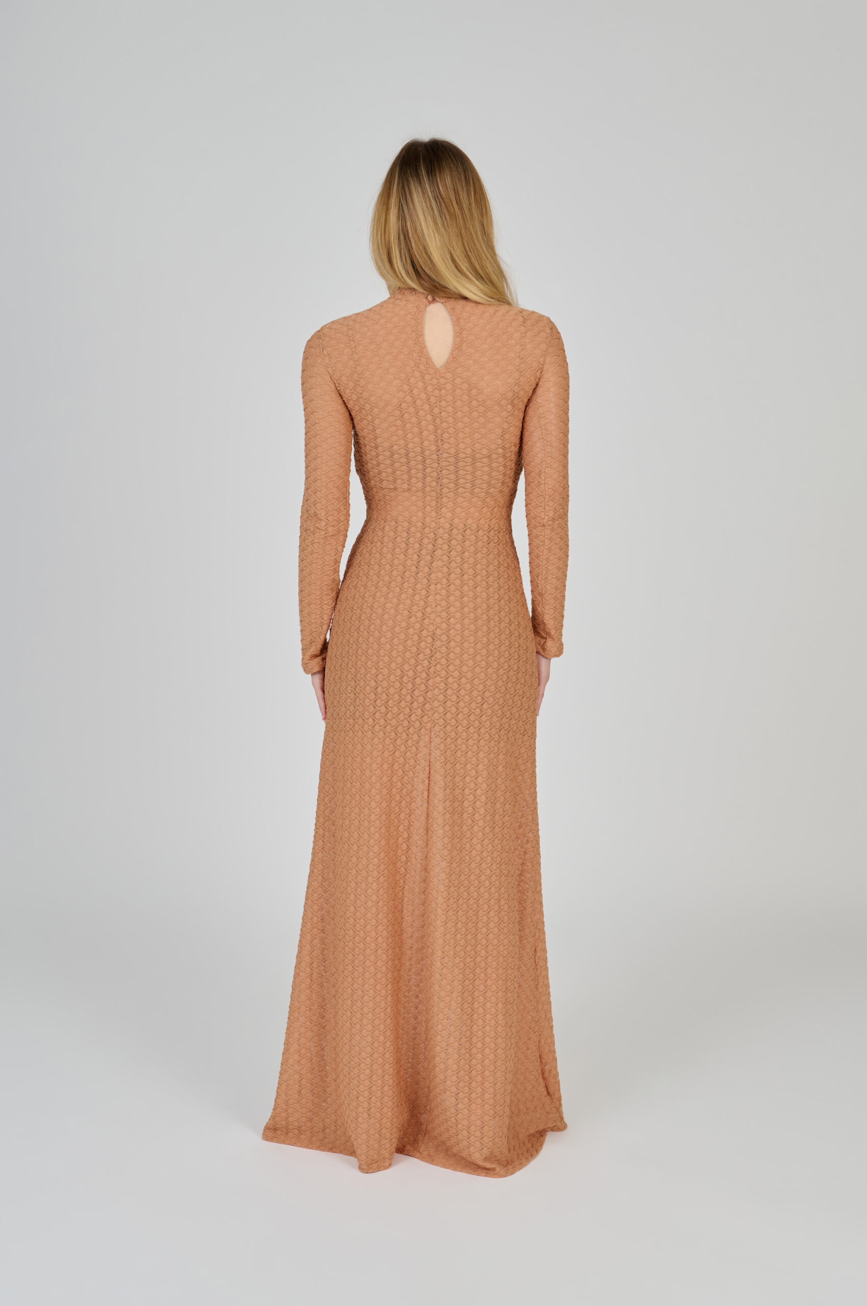 VESTIDO LONGO EM MALHA TEXTURIZADA MARROM - Imagem 3